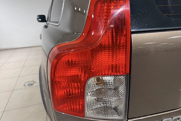 XC90 Base 2.5 AT 4WD (5 мест) (210 л.с.) фото 16