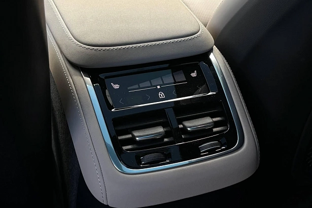 XC90 Ультра Темный (7 мест) / Ultra Dark (7 мест) 2.0 AT 4WD (250 л.с.) фото 20