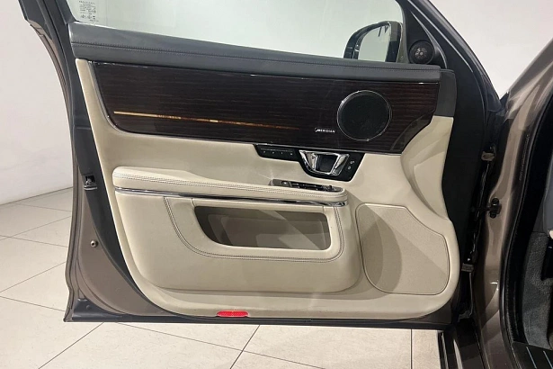 XJ Autobiography 3.0 AT 4WD (340 л.с.) фото 20